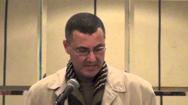 Omar Barghouti, una delle menti dietro al movimento del boicotaggio, durante una conferenza (foto via @Youtube)
